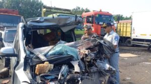 Kecelakaan tragis terjadi di Tol Jombang-Mojokerto, tepatnya di KM 686 Desa Pesantren, Kecamatan Tembelang, Kabupaten Jombang, Selasa (19/8/2025) dini hari. Foto iNewsSurabaya/jajang