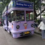 Bandros bus wisata dengan desain klasik terbuka siap membawa penumpang berkeliling kota untuk menikmati suasana Kota Bandung. (Taofik Achmad Hidayat/Radar Bandung)