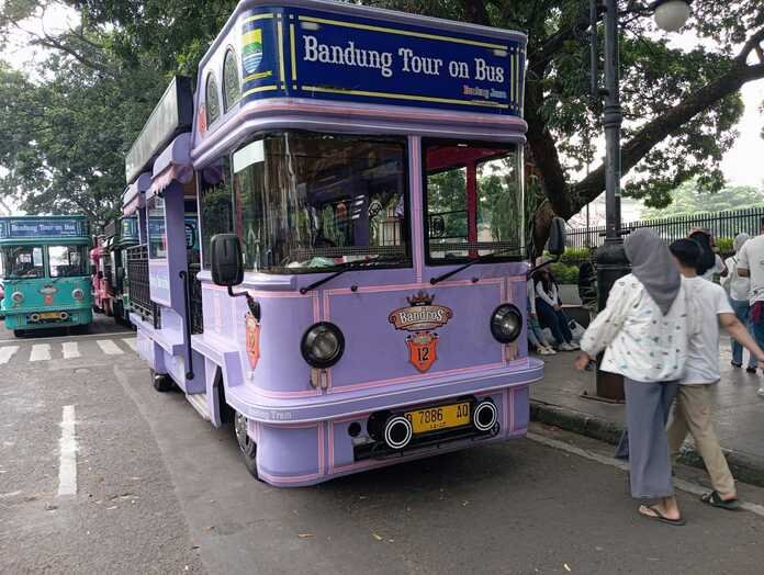 Bandros bus wisata dengan desain klasik terbuka siap membawa penumpang berkeliling kota untuk menikmati suasana Kota Bandung. (Taofik Achmad Hidayat/Radar Bandung)