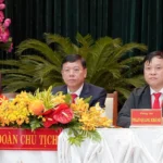 Ông Vũ Ngọc Tuất - bí thư Đảng ủy phường Bình Thạnh - cùng đoàn chủ tịch điều hành Đại hội Đảng bộ - Ảnh: CHÂU TUẤN