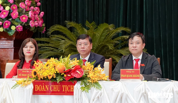 Ông Vũ Ngọc Tuất - bí thư Đảng ủy phường Bình Thạnh - cùng đoàn chủ tịch điều hành Đại hội Đảng bộ - Ảnh: CHÂU TUẤN