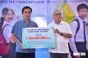 Đại diện các thành viên Câu lạc bộ "Tiếp sức đến trường" Quảng Nam - Đà Nẵng, ông Phạm Phú Tâm (bên phải), chủ nhiệm CLB, trao tặng chương trình Tiếp sức đến trường của báo Tuổi Trẻ 1,5 tỉ đồng - Ảnh: TRÍ ĐỨC