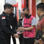 Kejari Tanjung Perak resmi menahan MK, Komisaris PT DJA, terkait dugaan korupsi fasilitas pembiayaan modal kerja trading batu bara yang menyebabkan kerugian negara mencapai Rp7,9 miliar. Foto iNewsSurabaya/lukman