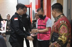 Kejari Tanjung Perak resmi menahan MK, Komisaris PT DJA, terkait dugaan korupsi fasilitas pembiayaan modal kerja trading batu bara yang menyebabkan kerugian negara mencapai Rp7,9 miliar. Foto iNewsSurabaya/lukman