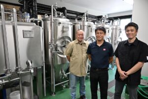 醸造所を開設する木下社長（中央）、川合さん（左）、原田さん