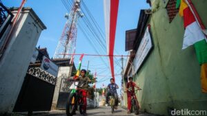 Warga beraktivitas di Kelurahan Mustika Jaya, Bekasi, Kamis (7/8/2025).