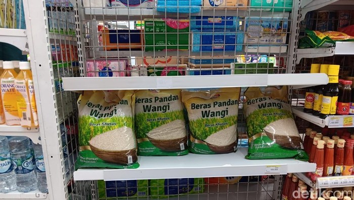 Ilustrasi stok beras premium kosong di retail modren (Foto: Ignacio Geordy Oswaldo)