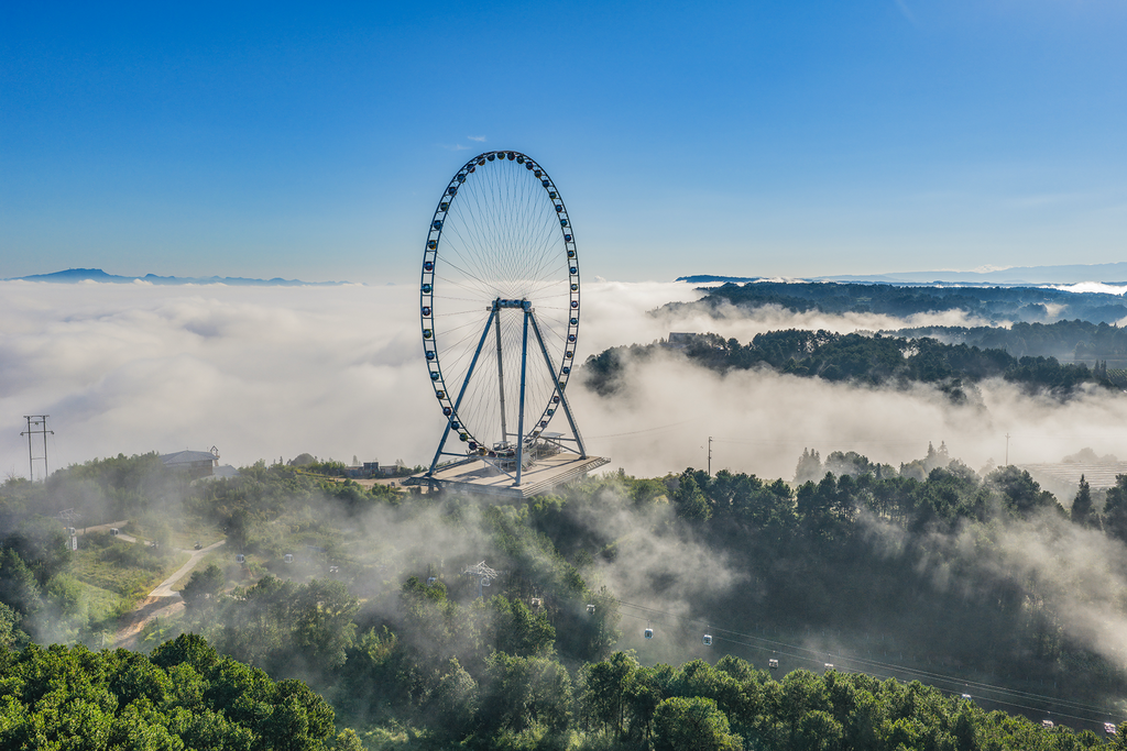 La grande roue est faiblement visible dans le brouillard d'advection.