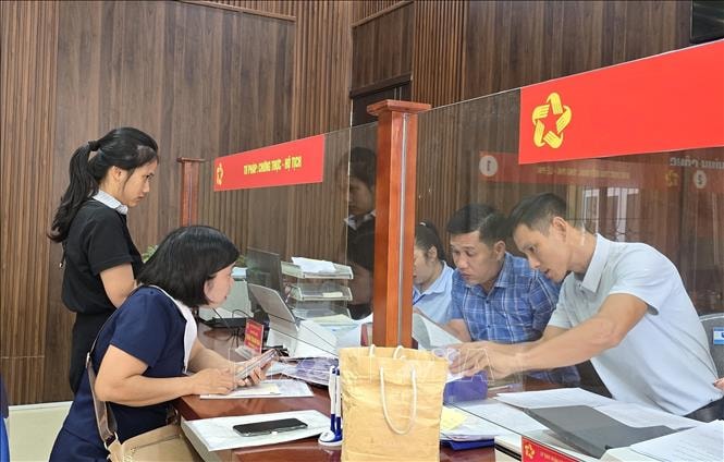 Hướng dẫn người dân giải quyết thủ tục hành chính công tại đặc khu Cát Hải (Hải Phòng).
