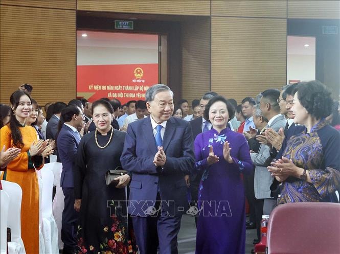 Tổng Bí thư Tô Lâm và các đồng chí lãnh đạo, nguyên lãnh đạo Đảng, Nhà nước cùng các đại biểu dự lễ kỷ niệm. Ảnh: Thống Nhất/TTXVN