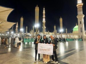 Tiga karyawan hotel ini yang terpilih dalam program Journey of Gratitude. Melalui inisiatif sosial perusahaan bertajuk MORA Impact, mereka berangkat menjalani ibadah umrah ke Makkah. Foto iNewsSurabaya/ist