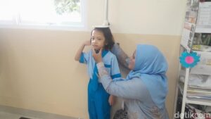 Pemeriksaan CKG di salah satu sekolah dasar di Depok. (Foto: DetikHealth/Averus Al Kautsar)