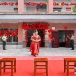 以我一身戎装，许你一世红妆。8月29日，恰逢农历七月初七七夕节，武警重庆总队执勤第二支队举行“忠爱一生·强军有你”集体婚礼，新人们在战友和家属的见证下，携手步入婚姻殿堂，共缔白首之约。图为新人前往婚礼仪式现场。刘亢 摄