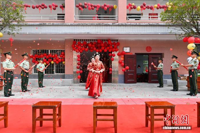 以我一身戎装，许你一世红妆。8月29日，恰逢农历七月初七七夕节，武警重庆总队执勤第二支队举行“忠爱一生·强军有你”集体婚礼，新人们在战友和家属的见证下，携手步入婚姻殿堂，共缔白首之约。图为新人前往婚礼仪式现场。刘亢 摄