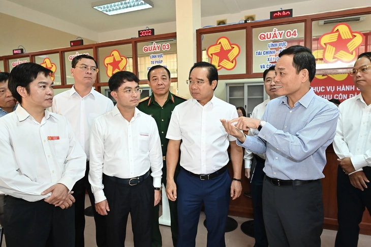 Secretario Tran Luu Quang: Con Dao necesita centrarse en finanzas verdes, créditos de carbono, taxis eléctricos - Imagen 2.