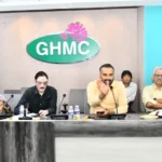 जीएचएमसी कार्यालय मे ंसमीक्षा बैठक को संबोधित करते आयुक्त आर.वी. कर्णन।
