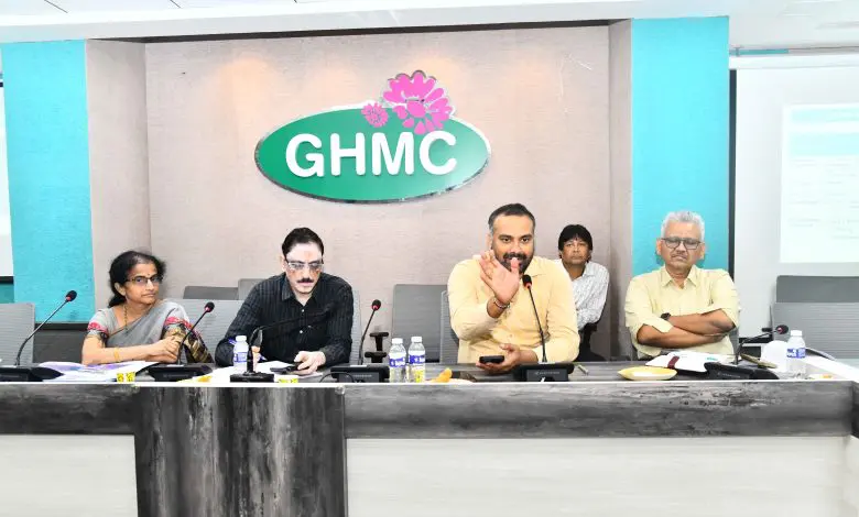 जीएचएमसी कार्यालय मे ंसमीक्षा बैठक को संबोधित करते आयुक्त आर.वी. कर्णन।