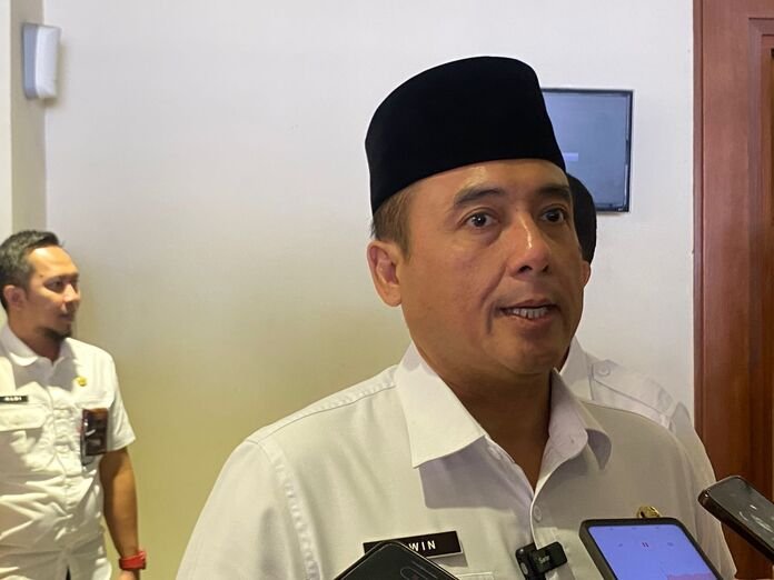 Wakil Wali Kota Bandung, Erwin saat ditemui usai menghadiri acara di Jalan Asia Afrika, Rabu (27/8). (Diwan Sapta Nurmawan/Radar Bandung)
