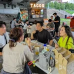 幌平橋の下で飲食を楽しむ来場者たち
