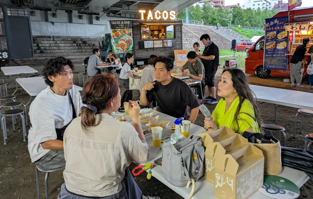 幌平橋の下で飲食を楽しむ来場者たち