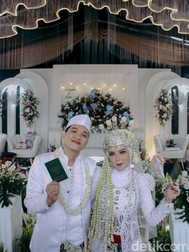Photo de mariage du couple ayant épousé son voisin, Indri Yani et Mohammad Diki Nugraha. Leur cérémonie est devenue virale sur les réseaux sociaux.