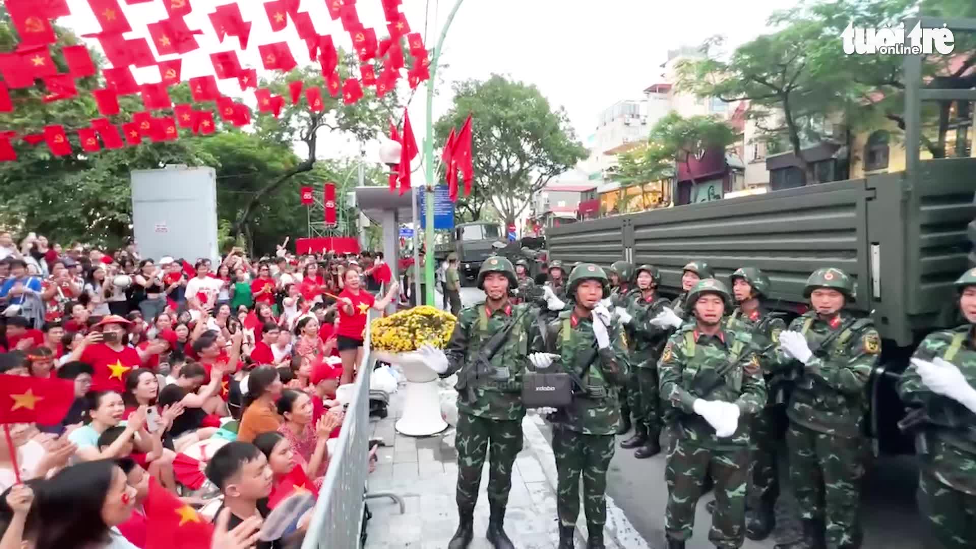Chiến sĩ giao lưu, hát cùng người dân trước giờ sơ duyệt - Video: HỒNG QUANG