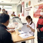 Các cơ quan chức năng kiểm tra một cửa hàng ở Mỹ Xuyên - Ảnh: TTO