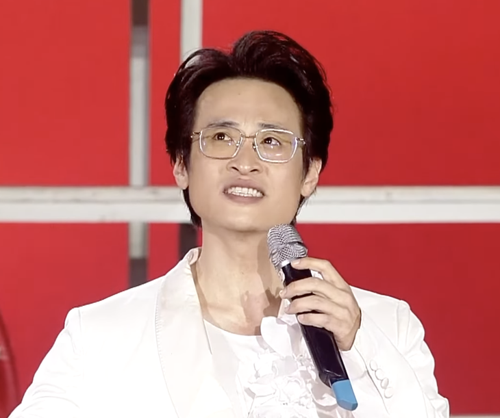 Hà Anh Tuấn hát ca khúc "Nhà tôi có treo một lá cờ" trong chương trình Thời cơ vàng - Ảnh: Chụp màn hình