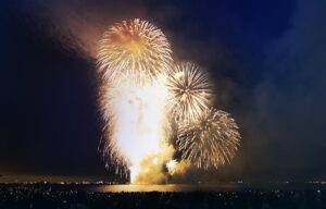 昨年も約１万発が打ち上げられた「よこすか開国花火大会」（横須賀市観光協会提供）