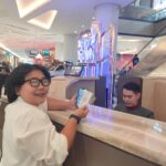 Antusias pengunjung Pakuwon Mall Bekasi asal Halim, Jakarta Timur menukarkan struk belanja senilai Rp 600.000 untuk mendapatkan hadiah dalam ajang Indonesia Shopping Festival (ISF) 2025 yang digelar 14–24 Agustus 2025.