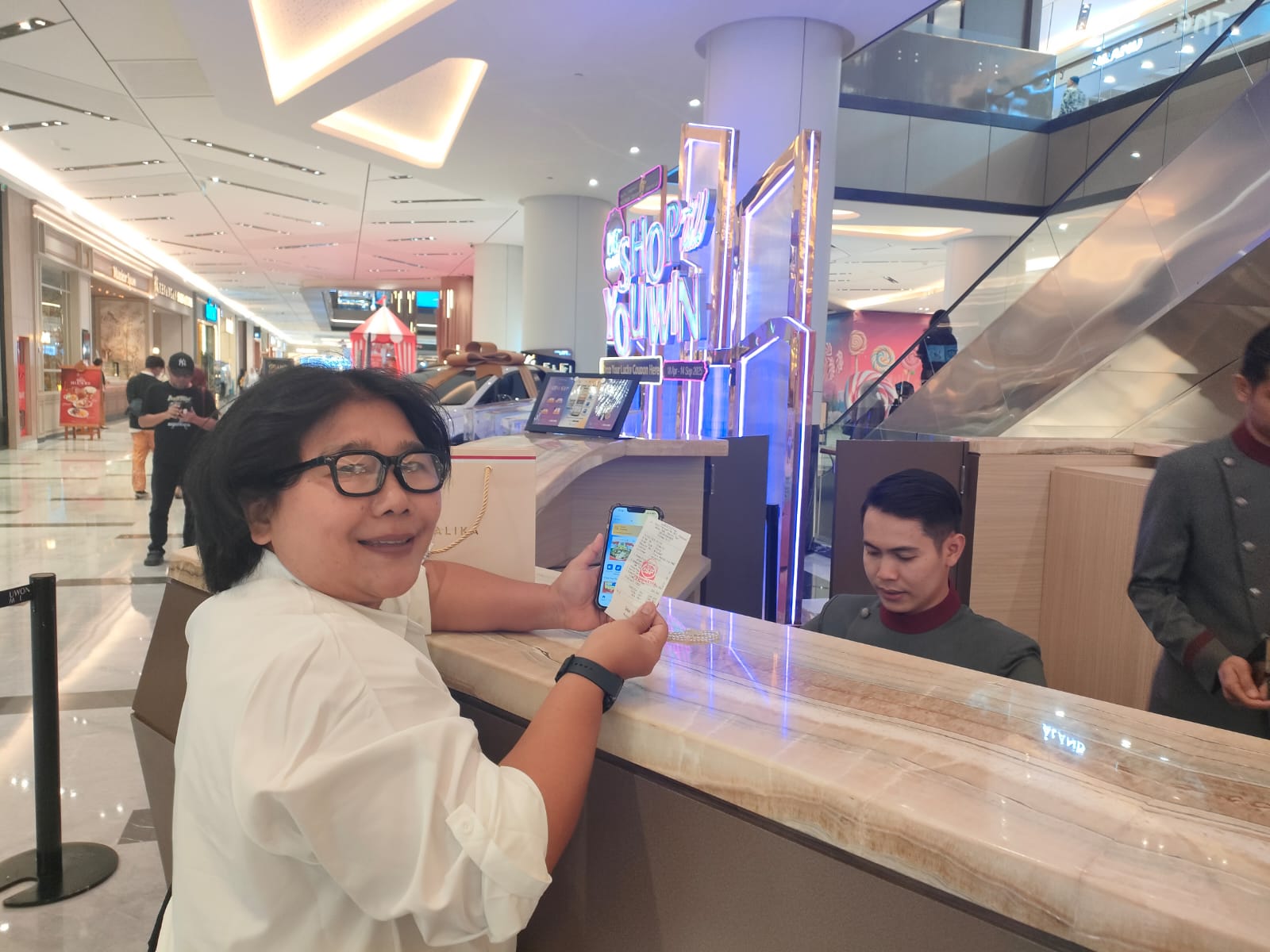 Antusias pengunjung Pakuwon Mall Bekasi asal Halim, Jakarta Timur menukarkan struk belanja senilai Rp 600.000 untuk mendapatkan hadiah dalam ajang Indonesia Shopping Festival (ISF) 2025 yang digelar 14–24 Agustus 2025.
