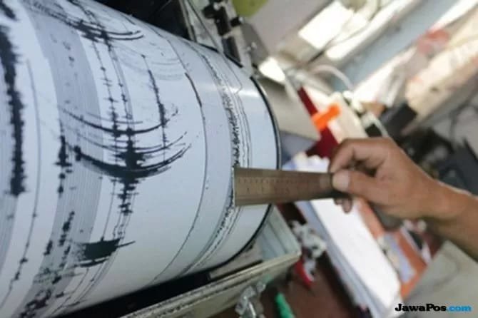 Geotrack Lembang Fault, Disaster Education and Mapping of Vulnerable Buildings in Bandung