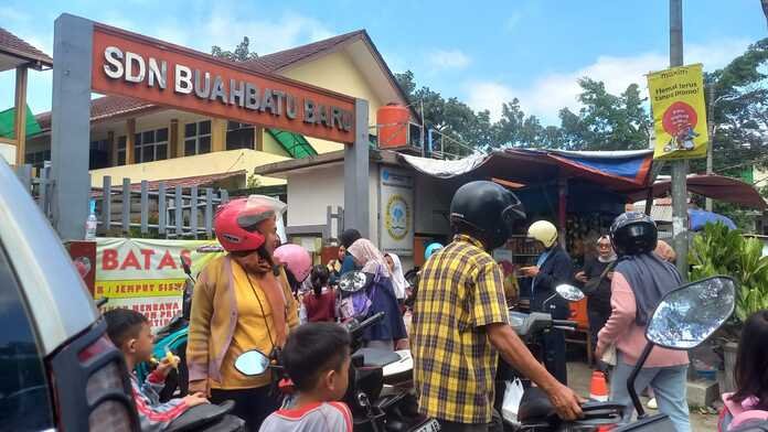Elementary Schools in Bandung Adjust Entry Times for Flexibility and Adaptability