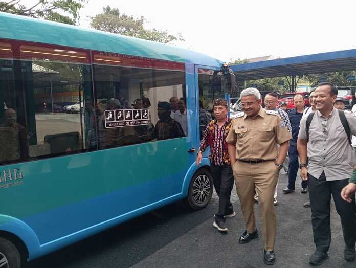 Wali Kota Bandung, Muhammad Farhan meninjau langsung kendaraan prototype terintegritas, di Kawasan Gedebage, Kota Bandung, Senin (4/8). (Taofik Achmad Hidayat/Radar Bandung)