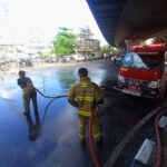 Diskarmat Kota Bandung membersihkan material sisa kerusuhan di ruas jalan, taman, hingga bangunan yang terdampak, Sabtu (30/8). (Taofik Achmad Hidayat/Radar Bandung)