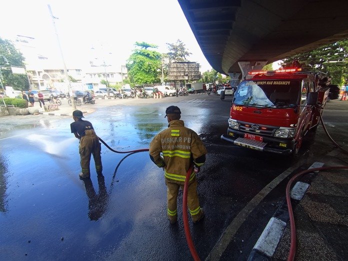 Diskarmat Kota Bandung membersihkan material sisa kerusuhan di ruas jalan, taman, hingga bangunan yang terdampak, Sabtu (30/8). (Taofik Achmad Hidayat/Radar Bandung)