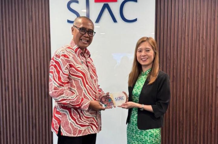 Ketua Umum DePA-RI TM Luthfi Yazid (kiri) saling bertukar cinderamata dengan CEO SIAC Ms Gloria Lim (kanan) di Singapura pada 15 Agustus 2025 (Foto: DPP DePA-RI)