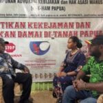 Finalis Miss Indonesia Perwakilan Provinsi Papua Pegunungan, Merince Kogoya (tengah) dalam jumpa pers bersama Direktur PAK-HAM Papua Matius Murib (kiri) di Kota Jayapura, Jumat 29 Agustus 2025 (Foto: Dok. PAK-HAM Papua)