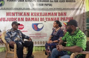 Finalis Miss Indonesia Perwakilan Provinsi Papua Pegunungan, Merince Kogoya (tengah) dalam jumpa pers bersama Direktur PAK-HAM Papua Matius Murib (kiri) di Kota Jayapura, Jumat 29 Agustus 2025 (Foto: Dok. PAK-HAM Papua)
