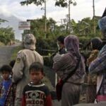 Villagers look at Merapi volcano Cangkringan, Indonesia, on Monday, July 22, 2013 (AP)