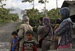Villagers look at Merapi volcano Cangkringan, Indonesia, on Monday, July 22, 2013 (AP)