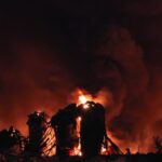 Api membakar pabrik minyak goreng di Kecamatan Medan Labuhan, Medan, Sumatera Utara, Rabu (23/7/2025) Petugas pemadam kebakaran hingga pukul 21.58 WIB mengerahkan sebanyak 20 unit mobil pemadam untuk menjinakkan api di pabrik tersebut. ANTARA FOTO/Yudi Manar/rwa.