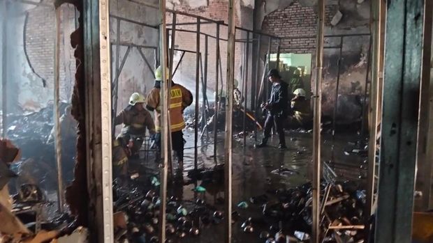 A fire broke out in a shop house in Mangga Dua, Pademangan, North Jakarta. The fire is suspected to have been caused by an electrical short circuit.