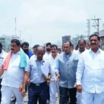 एल.बी.नगर-पेद्दाअम्बरपेट एलिवेटेड कॉरिडोर के निर्माण के मद्देनजर वनस्थलीपुरम का दौरा करते सड़क एवं भवन निर्माण मंत्री कोमटी रेड्डी वेंकट रेड्डी। अवसर पर उपस्थित इब्राहिमपट्टन के विधायक मलरेड्डी रंगारेड्डी व अन्य।