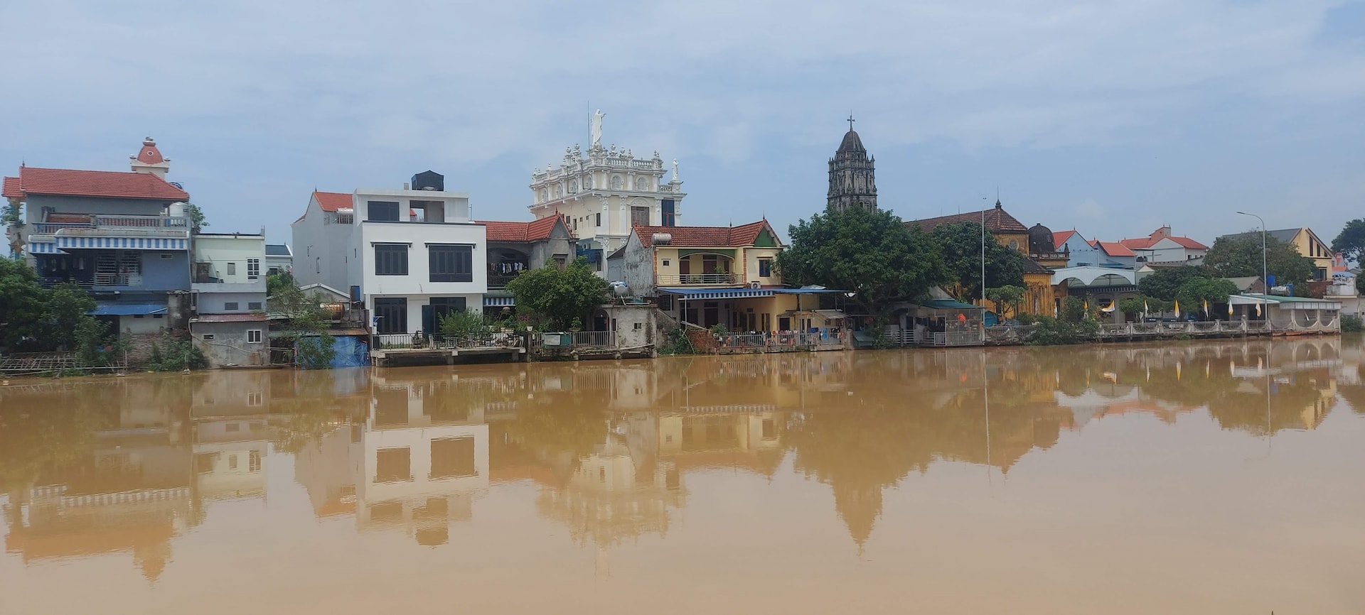 Lũ sông Bùi tiếp tục lên, có thể đạt báo động cấp III, gây ngập lụt dân cư vùng ven sông. Ảnh: Bảo Châu