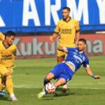 Gelandang Persib Bandung Luciano Guaycochea saat melakukan duel perebutan bola dengan pemain Semen Padang FC di Stadion Gelora Bandung Lautan Api, Kota Bandung, Sabtu (9/8). TAOFIK ACHMAD HIDAYAT/RADAR BANDUNG.