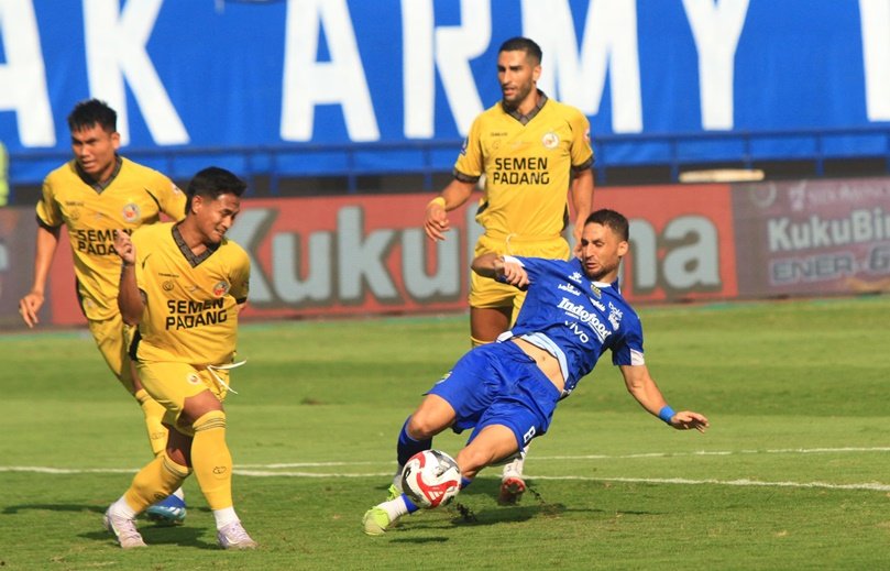 Gelandang Persib Bandung Luciano Guaycochea saat melakukan duel perebutan bola dengan pemain Semen Padang FC di Stadion Gelora Bandung Lautan Api, Kota Bandung, Sabtu (9/8). TAOFIK ACHMAD HIDAYAT/RADAR BANDUNG.