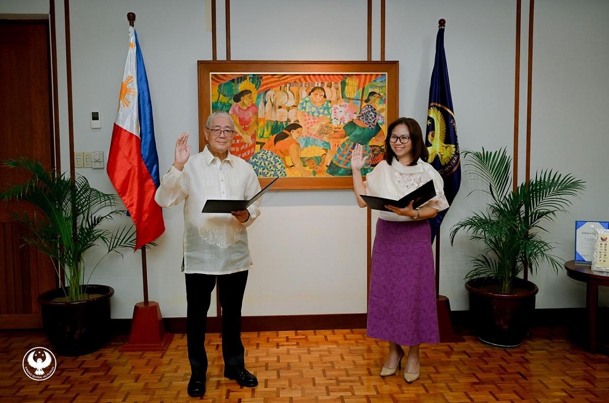 Lyn Javier takes her oath as Bangko Sentral ng Pilipinas Deputy Governor before Governor Eli Remolona Jr. on Monday, Aug. 11, 2025. Photo: BSP