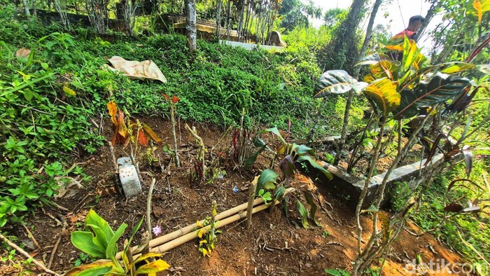 Makam Raya, bocah yang meninggal dipenuhi cacing (Foto: Syahdan Alamsyah/detikJabar).