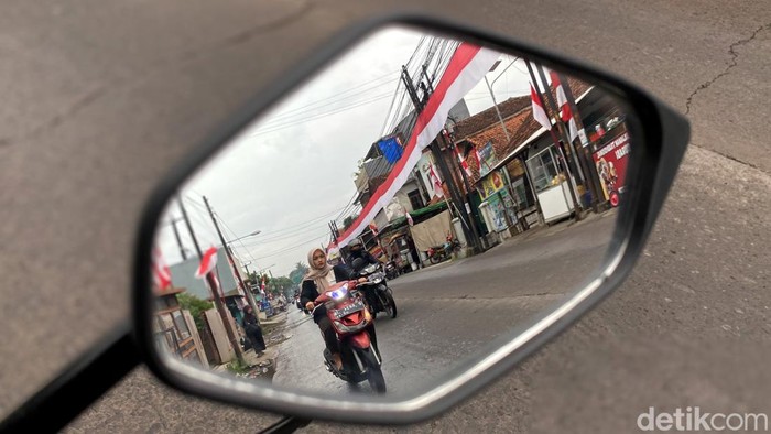 Banyak pengendara yang melintas merasa bangga melihat simbol kebanggaan bangsa ini.